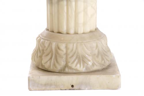 Columna en alabastro corintia.