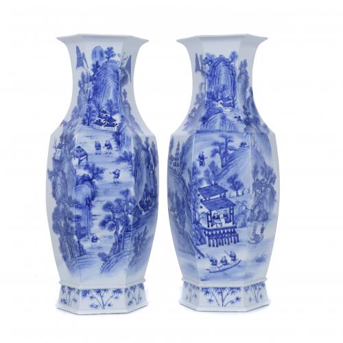 PAIR OF VASES, LATE QING DYNASTY. CIRCA 1890-1900.
