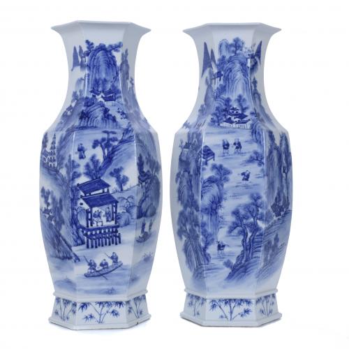 PAIR OF VASES, LATE QING DYNASTY. CIRCA 1890-1900.