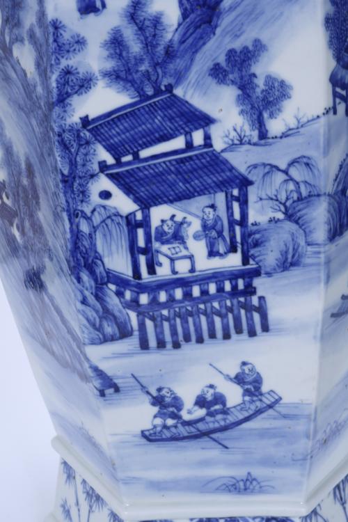 PAIR OF VASES, LATE QING DYNASTY. CIRCA 1890-1900.
