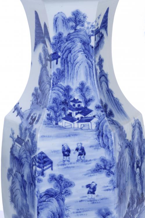 PAIR OF VASES, LATE QING DYNASTY. CIRCA 1890-1900.