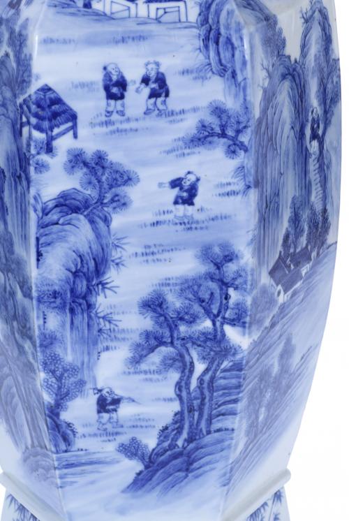 PAIR OF VASES, LATE QING DYNASTY. CIRCA 1890-1900.