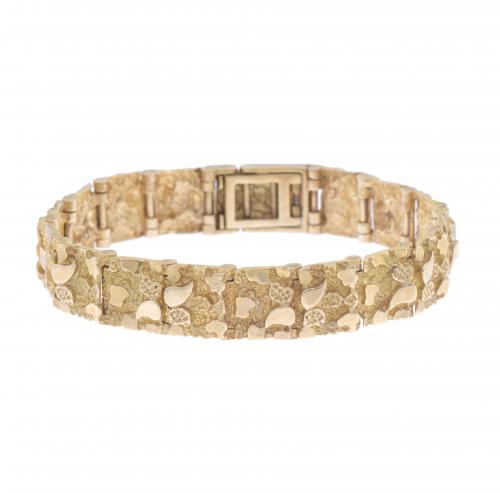 TEXTURED WIDE BRACELET.