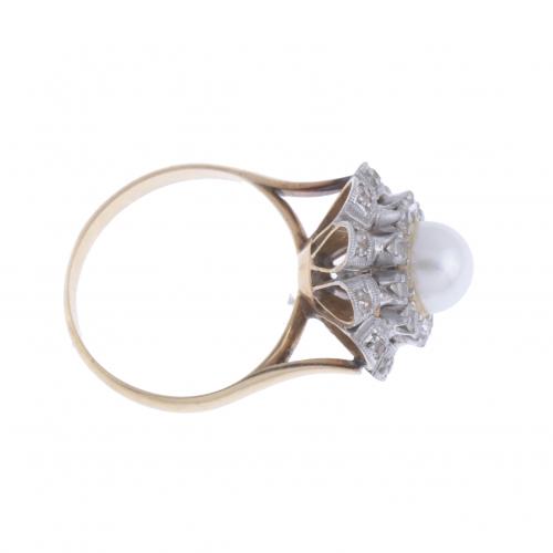 EARRINGS AND RING SET WITH PEARL.