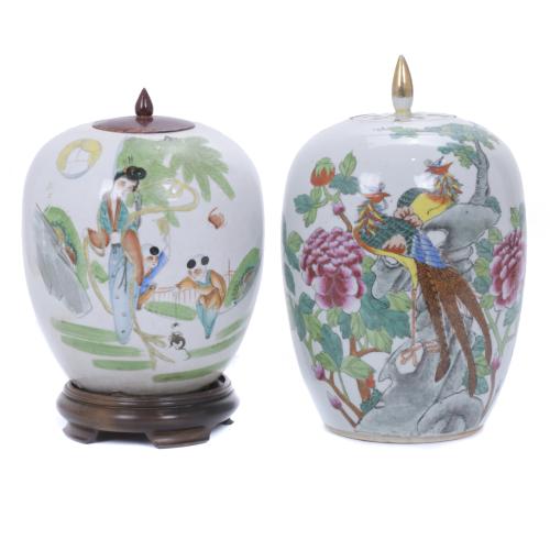 DOS JARRONES EN PORCELANA CHINA, MED. DEL SIGLO XX, ESTILO DIANSTIA QING.