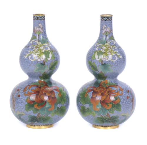 PAREJA DE JARRONES CHINOS EN CLOISONNE EN FORMA DE CALABAZA, SIGLO XX.