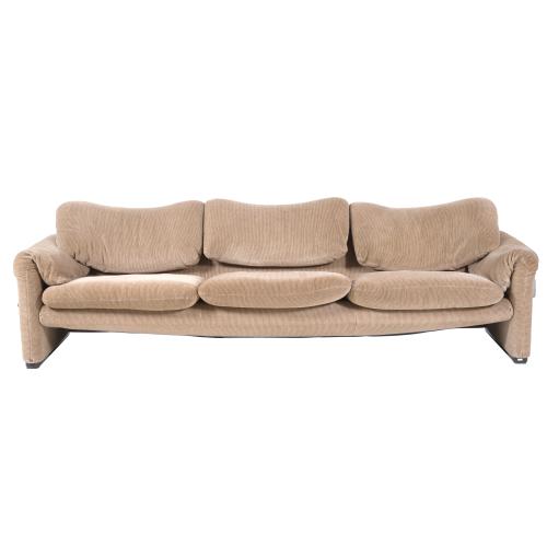 VICO MAGISTRETTI (1920-2006). SOFA MODELO "MARALUNGA" DE TRES PLAZAS PARA CASSINA, 1973.