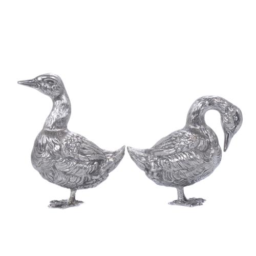 PAIR OF BIRDS IN ENGLISH SILVER, 19TH CENTURY.
