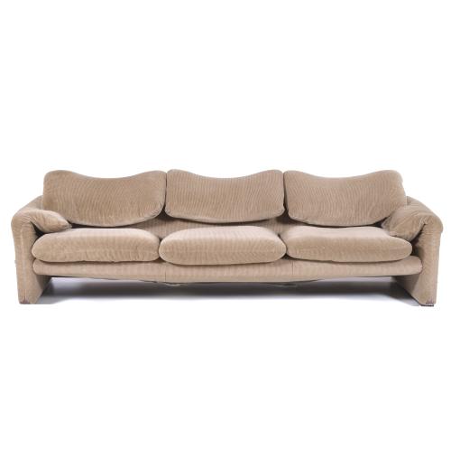 VICO MAGISTRETTI (1920-2006). SOFA MODELO "MARALUNGA" DE TRES PLAZAS PARA CASSINA, 1973.