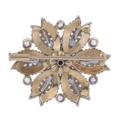 BROCHE CIRCULAR FLORAL CON PERLA AÑOS 50.