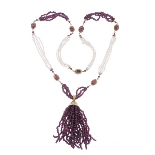 LONG NECKLACE WITH BEADS.