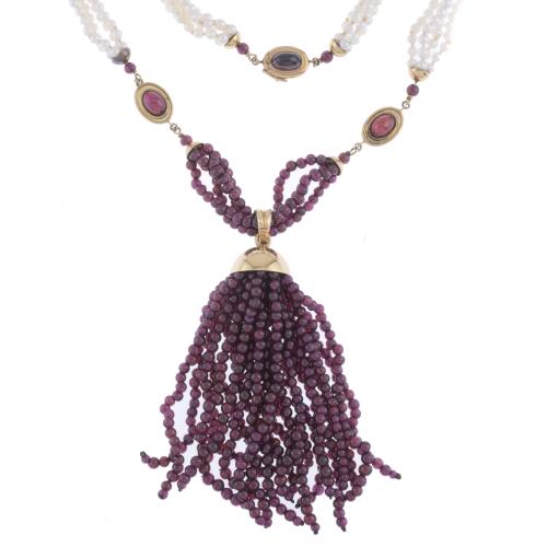 LONG NECKLACE WITH BEADS.