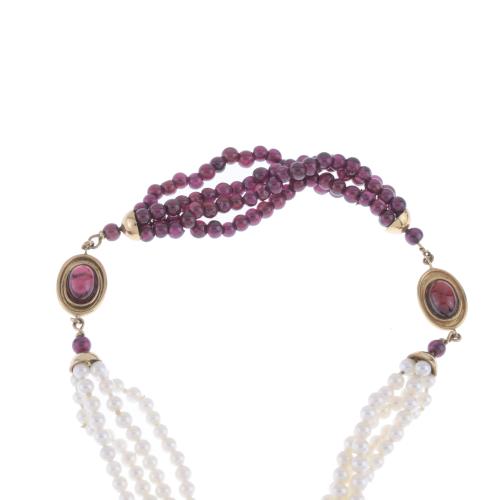 LONG NECKLACE WITH BEADS.