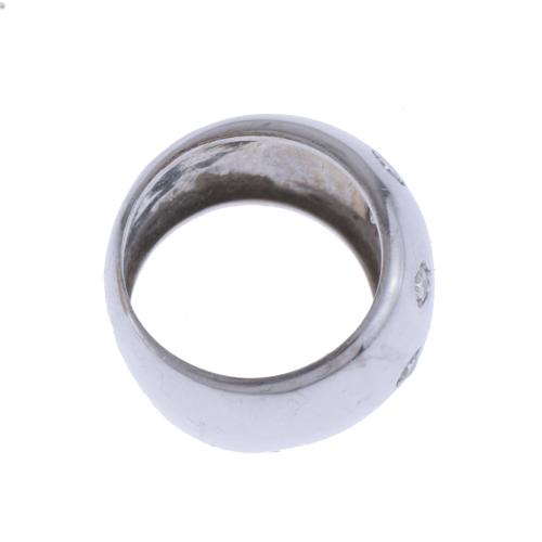WIDE RING WITH SEVEN DIAMONDS.