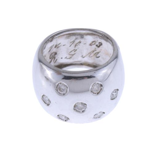 WIDE RING WITH SEVEN DIAMONDS.