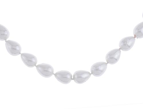 LONG NECKLACE WITH PEARL SIMILE.