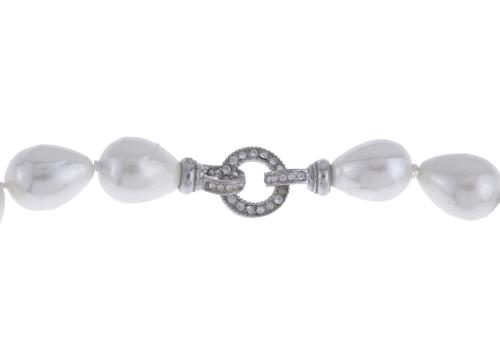 LONG NECKLACE WITH PEARL SIMILE.