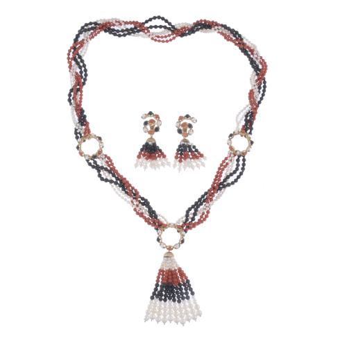 LONG NECKLACE AND EARRINGS IN CORAL, ONYX AND PEARLS.