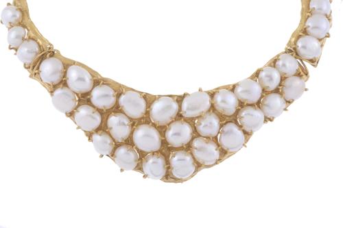 BIB NECKLACE WITH BAROQUE PEARLS.