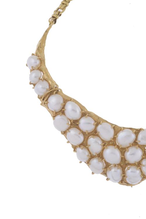 BIB NECKLACE WITH BAROQUE PEARLS.