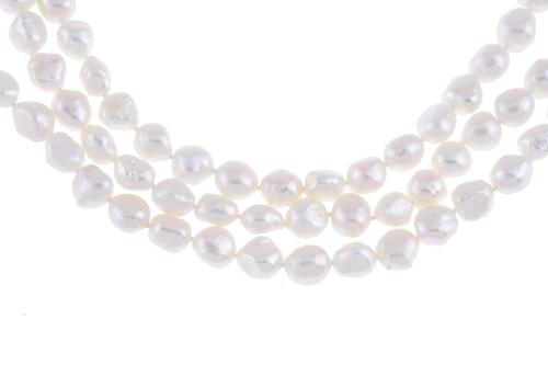 LONG NECKLACE WITH A BAROQUE PEARL.