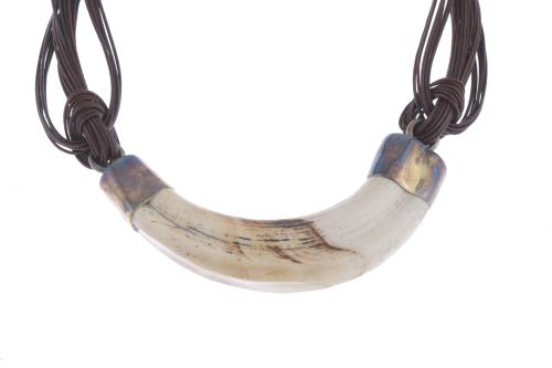COLLAR EN HUESO.