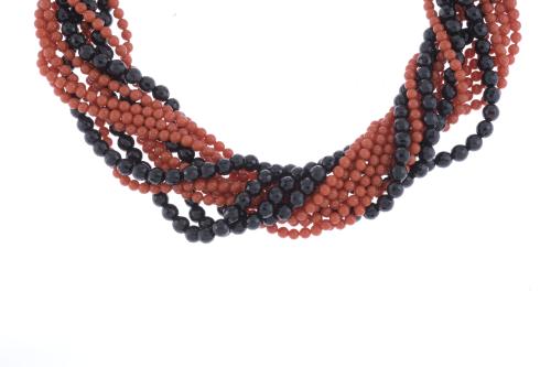 BRAIDED NECKLACE IN CARNELIAN AND ONYX.