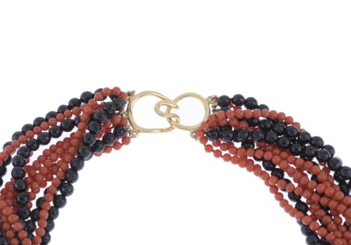 BRAIDED NECKLACE IN CARNELIAN AND ONYX.