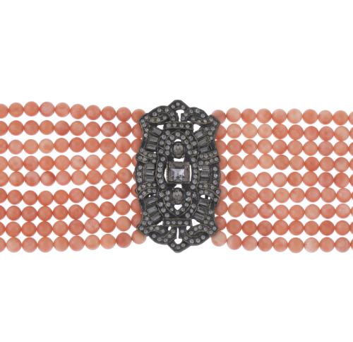 CHOKER WITH CORAL BEADS.