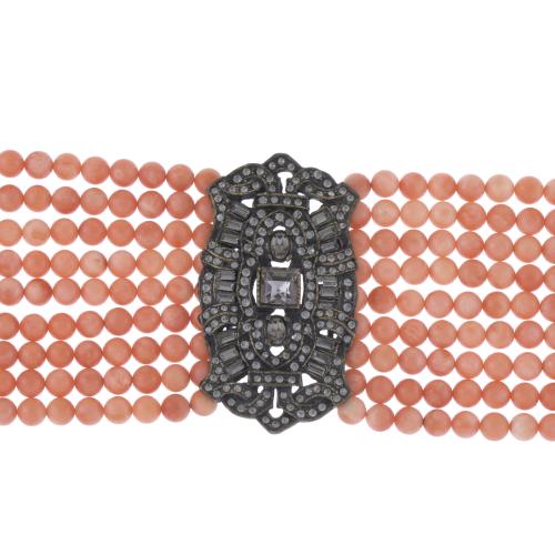 CHOKER WITH CORAL BEADS.
