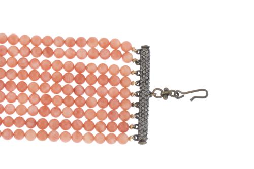 CHOKER WITH CORAL BEADS.