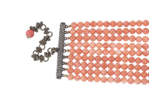 CHOKER WITH CORAL BEADS.