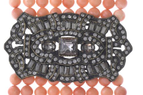 CHOKER WITH CORAL BEADS.