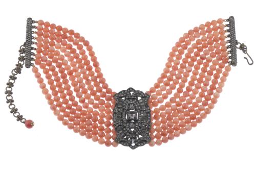 CHOKER WITH CORAL BEADS.