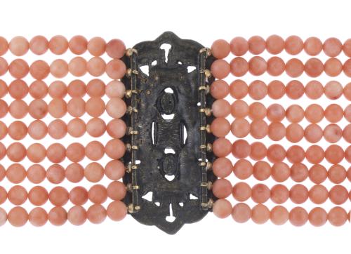 CHOKER WITH CORAL BEADS.