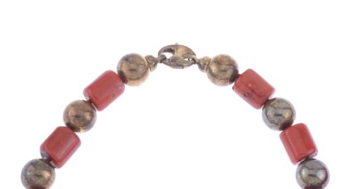 DOS COLLARES EN CORAL. 
