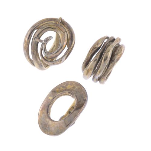 THREE GILDED SILVER RINGS.