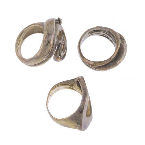 THREE GILDED SILVER RINGS.