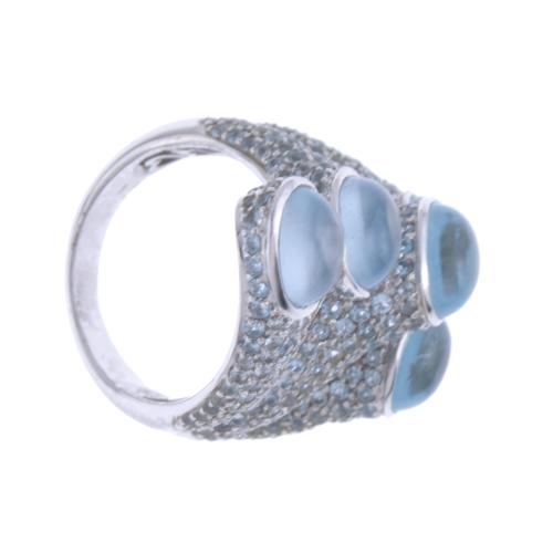 RING WITH AQUAMARINE.