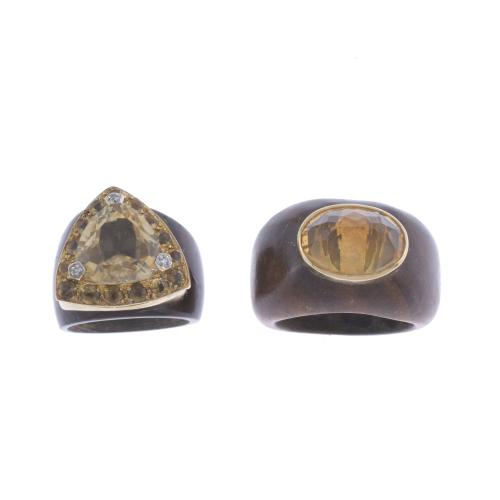 TWO RINGS IN WOOD AND A CENTRAL STONE.