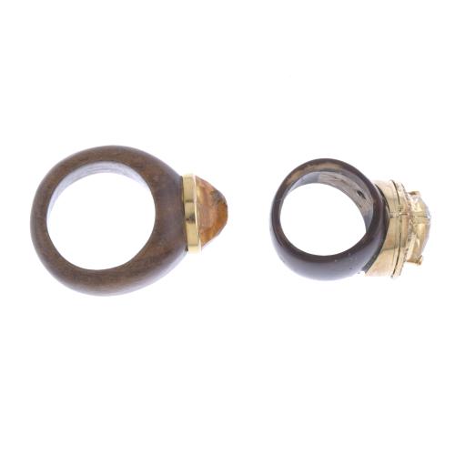 TWO RINGS IN WOOD AND A CENTRAL STONE.