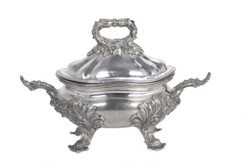 DOS SALSERAS VICTORIANAS EN METAL PLATEADO, CIRCA 1880.