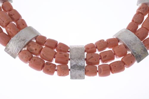 CORAL NECKLACE WITH SILVER.