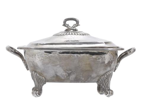 ENGLISH SILVER SAUCEBOAT WITH LID, CIRCA 1900 - 1925. 