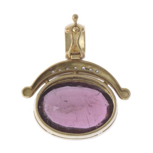 PENDANT WITH AGATE AND DIAMONDS.