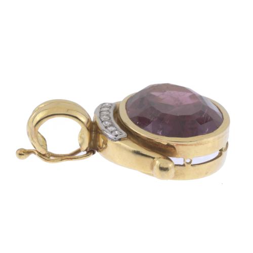 PENDANT WITH AGATE AND DIAMONDS.