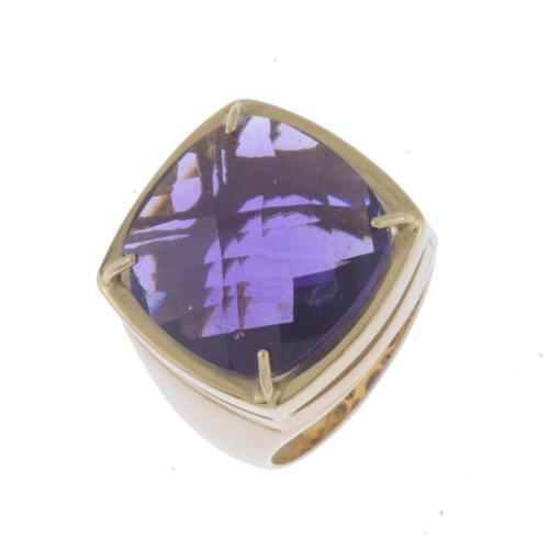 LARGE RING WITH FACETED AMETHYST.