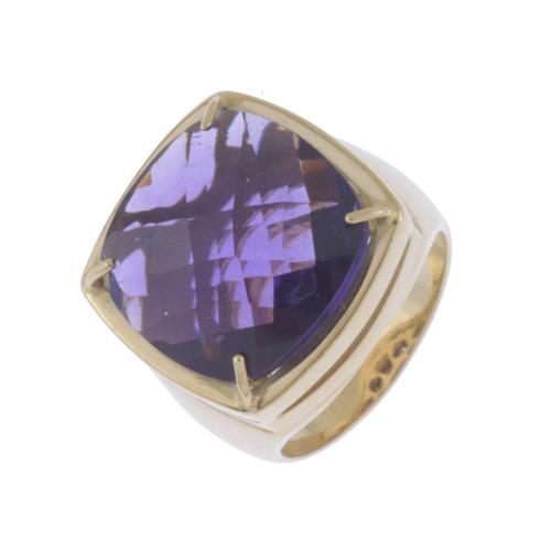 LARGE RING WITH FACETED AMETHYST.