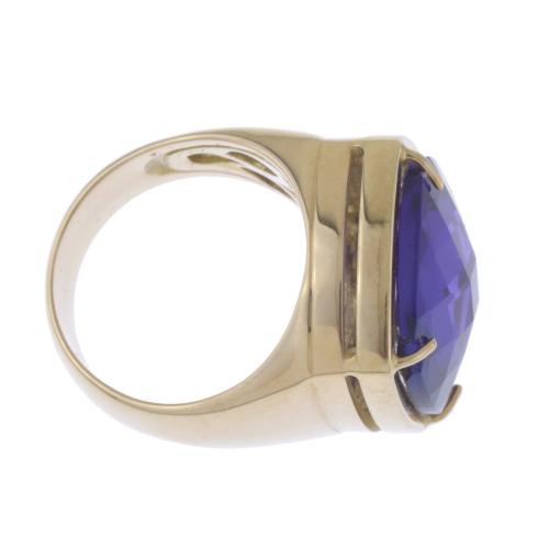 LARGE RING WITH FACETED AMETHYST.