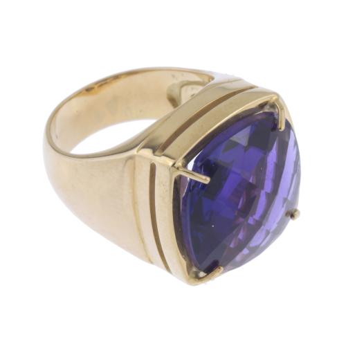 LARGE RING WITH FACETED AMETHYST.
